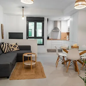 https://apartment-andrea-in-malaga-center.hotelsinnerja.org